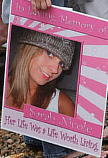 21pharma.450 This poster was held by a woman protesting the light sentences for the executives. Her 17-year-old daughter died of an overdose of just one pill of this supposedly "safer" pill.